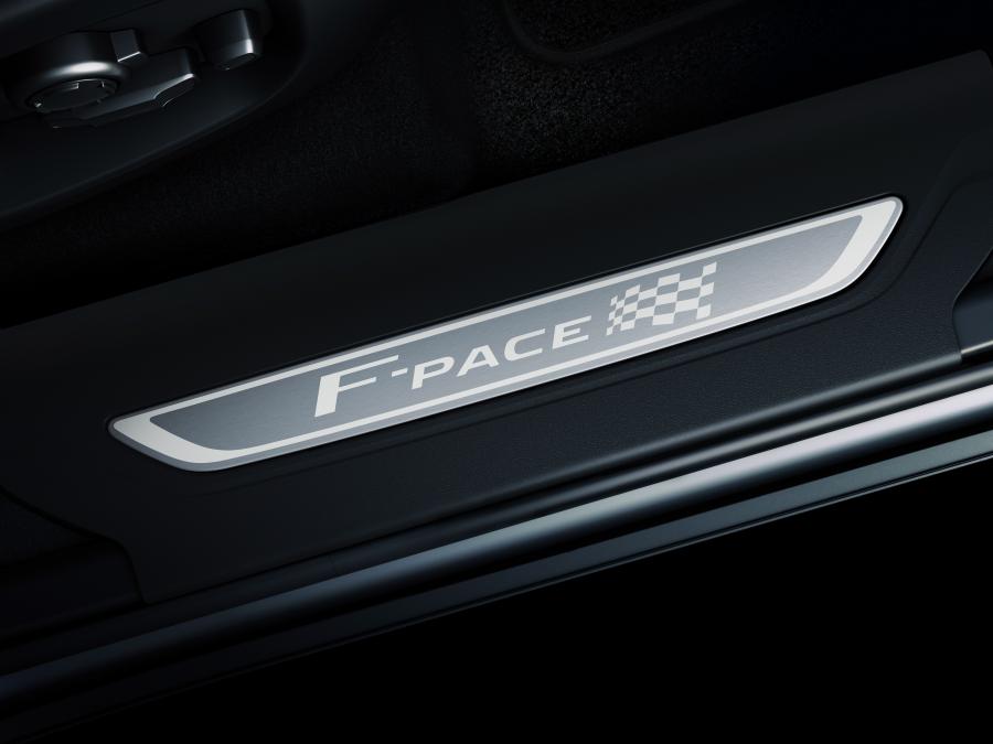 Логотип Jaguar F-Pace Chequered Flag 2019 года  (фото 3 из 4)